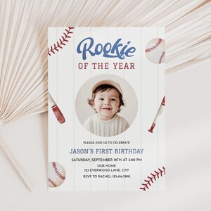 Może przedstawiać: Zaproszenie na urodziny w tematyce baseballu z napisem "Rookie of the Year". Zaproszenie zawiera zdjęcie uśmiechniętego dziecka, piłki do baseballu i kije. Zaproszenie zawiera tekst "Jason's First Birthday" i szczegóły wydarzenia.