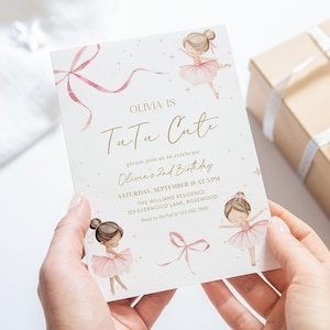 Puede incluir: Una tarjeta de invitaci&oacute;n con el texto "OLIVIA IS Tutu Cute" e ilustraciones de bailarinas. La tarjeta incluye detalles del evento como la fecha, la hora y el lugar. Una caja de regalo est&aacute; en el fondo.