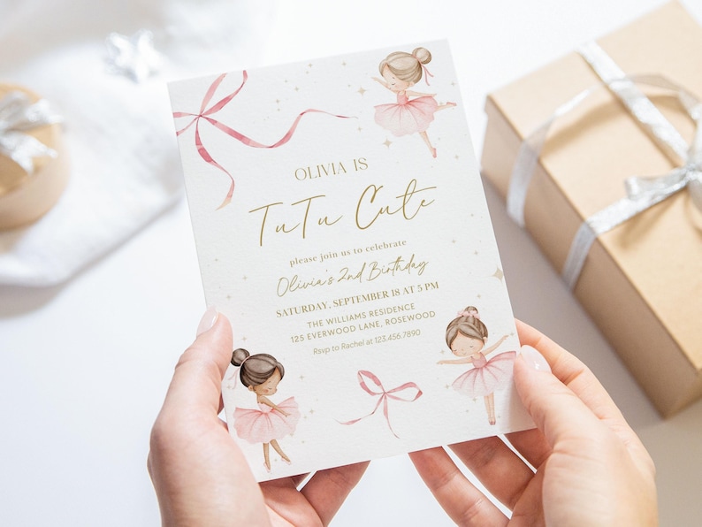 Puede incluir: Una tarjeta de invitaci&oacute;n con el texto "OLIVIA IS Tutu Cute" e ilustraciones de bailarinas. La tarjeta incluye detalles del evento como la fecha, la hora y el lugar. Una caja de regalo est&aacute; en el fondo.