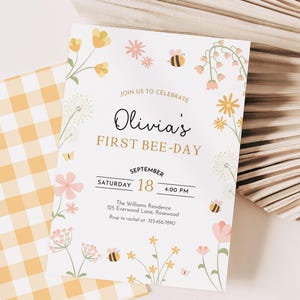 Invito modificabile per il 1° giorno delle api, invito per il primo compleanno di una bambina con fiori, modello Canva