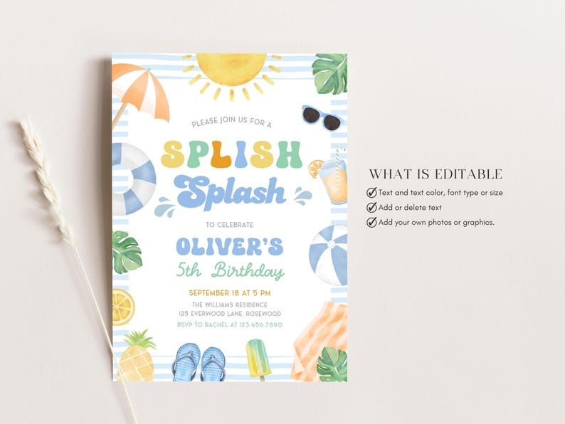 Puede incluir: Invitaci&oacute;n de cumplea&ntilde;os con tem&aacute;tica de playa para el 5&ordm; cumplea&ntilde;os de Oliver, con las palabras "Splish Splash". El dise&ntilde;o incluye un sol, una sombrilla, gafas de sol y otras ilustraciones de verano. La invitaci&oacute;n detalla la fecha, la hora y el lugar.