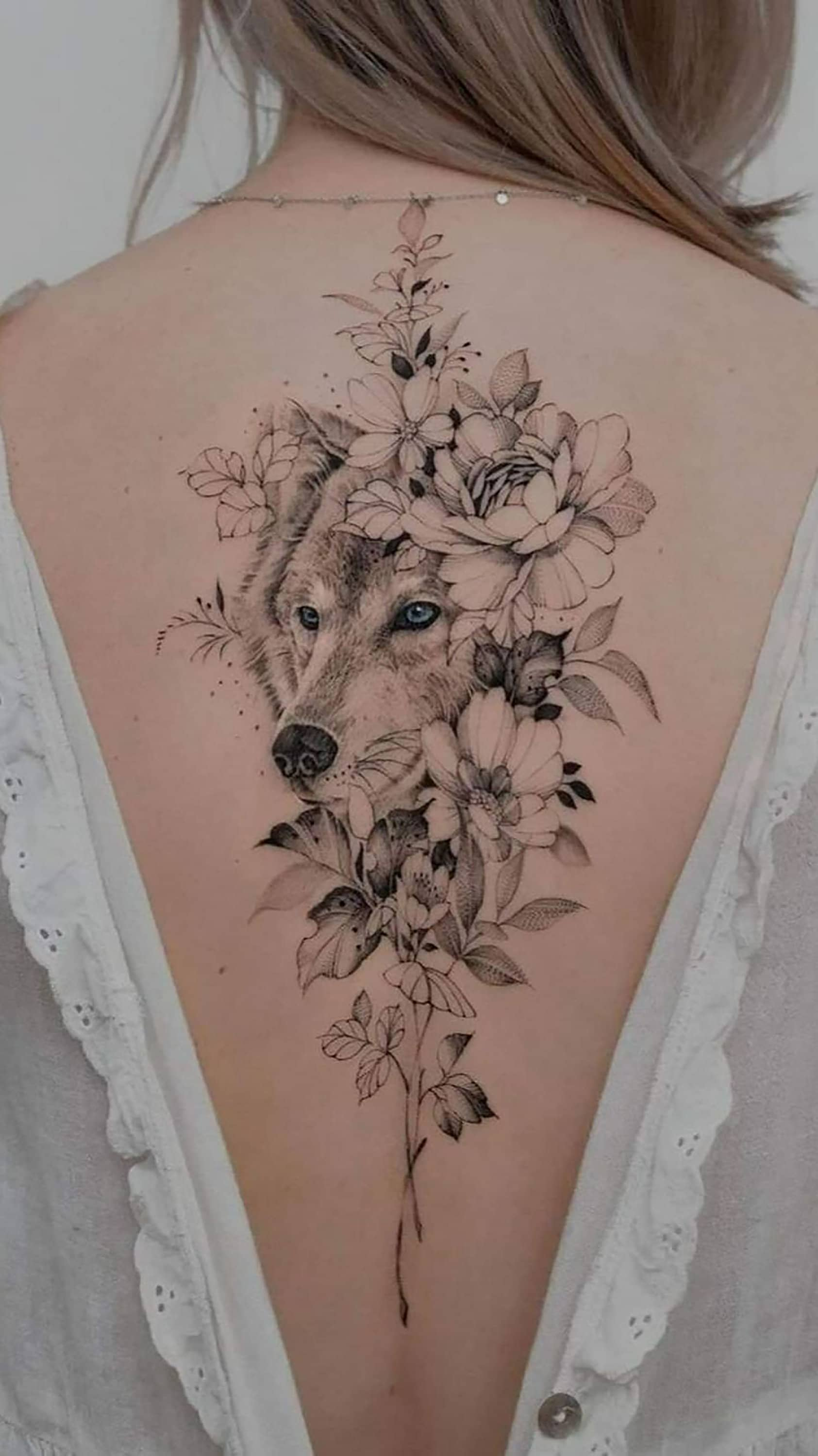 wolf with flowers Wolf head Wolf Flower Tattoo 22666560 Vector Art at  Vecteezy