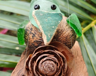 adorabile uccellino in vetro marino realizzato su un mango di mare, misura 10 cm, può essere appeso o seduto su uno scaffale. decorazione sospesa, mobile in vetro marino, decorazione per uccelli