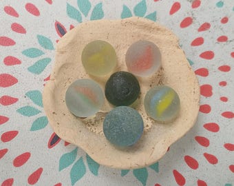 Zeeknikkers op een in zee gewassen Japans terracottastuk voor bloemstuk met 6 zeeknikkers, zorgvuldig geselecteerd in Kyushu