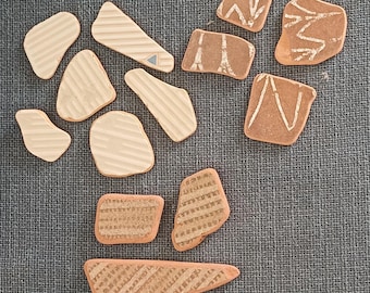 Conjunto de 3 piezas de cerámica con diferentes diseños, con aspecto desgastado por el mar, en tamaños que van de 3 a 11 cm.