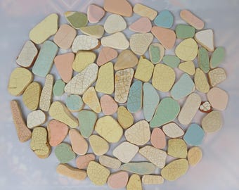 Precioso juego de azulejos con efecto desgastado por el mar, en colores pastel, ideales para manualidades o para decorar un acuario. Tamaño: de 2 a 5 cm.