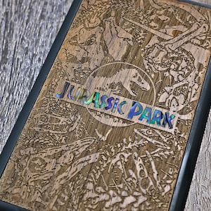 Funda de madera para teléfono de Jurassic Park: incrustación de abulón y grabado de dinosaurio