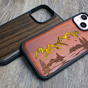 Funda para teléfono con diseño de bosque de montaña grabado en madera: iPhone, Samsung, Google Pixel