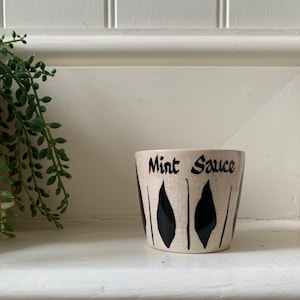 Magnífico pastel de crema vintage y salsa de menta con estampado negro / soporte de luz de té