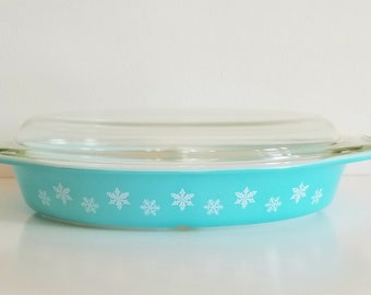 Vintage Pyrex Covered Serving Dish Snowflake Divided Casserole One and One Half Quart Collectible Pyrex Turquoise Kitchen