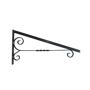 Puede incluir: Soporte de señal de metal negro con decoración de volutas y una barra recta. El soporte está inclinado y tiene un diseño sencillo.