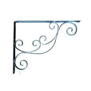 Puede incluir: Un soporte decorativo de hierro forjado con un acabado gris azulado oscuro. El soporte presenta un diseño en ángulo recto con adornos de volutas. Está diseñado para soportar estantes u otros objetos colgantes. El soporte mide aproximadamente 30 cm de largo.