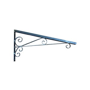 Op de afbeelding: Een zwarte metalen wandsteun met een driehoekig frame en een diagonale steunbalk. De constructie bevat decoratieve krulmotieven aan de verticale basis en langs de horizontale steunarm, wat zorgt voor een stevig bevestigingspunt.