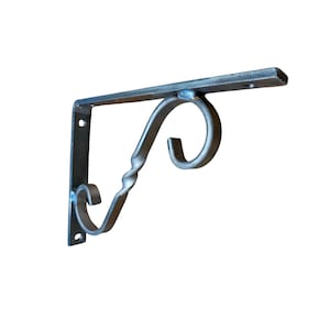 Peut inclure: Un support d'étagère en métal de couleur gris foncé, avec un design décoratif en volutes. Le support présente un détail torsadé au centre de la volute. Il a un dessus plat avec des trous pré-percés pour le montage.