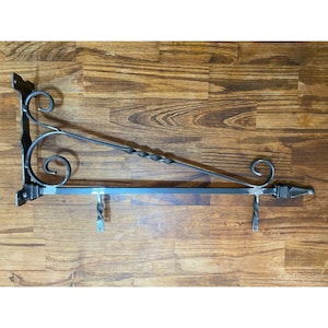 Soporte de hierro para cartel colgante. 10in x 24in. Estilo colonial. Soporte decorativo para cartel. Estilo colonial. ENVIO GRATIS.