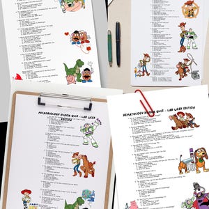 Peut inclure: Quatre feuilles de papier avec des quiz humoristiques pour la semaine du laboratoire. Chaque feuille présente des personnages de dessins animés et des titres tels que "Blood Bank Humor Quiz" et "Clinical Chemistry Humor Quiz". Des stylos et un presse-papiers sont également visibles.