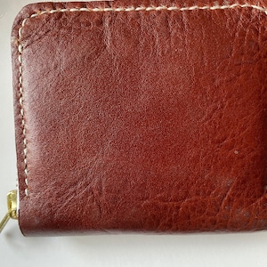 Borsa in pelle con zip intorno
