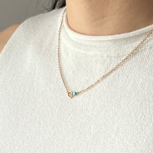 以下が含まれることがあります： 小さなターコイズビーズが付いたゴールドチェーンネックレス