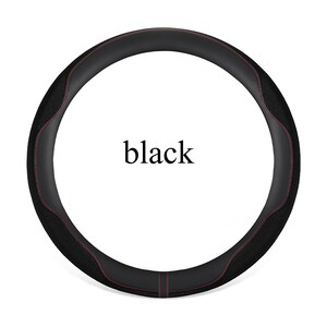 Peut inclure: Housse de volant noire avec surpiq&ucirc;res rouges. La housse est fabriqu&eacute;e dans un mat&eacute;riau doux et confortable et poss&egrave;de une surface textur&eacute;e.