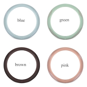 Peut inclure: Quatre housses de volant de diff&eacute;rentes couleurs&nbsp;: bleu, vert, marron et rose. Chaque housse pr&eacute;sente un design textur&eacute;.