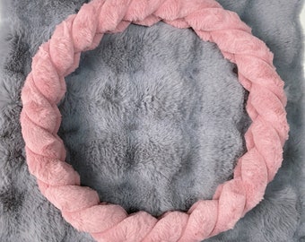 ピンクの短いぬいぐるみスパイラルステアリングホイールカバー、冬用暖かいホイールカバー、ふわふわ暖かい車のステアリングホイールカバー、車内ホイール装飾