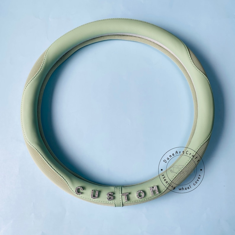 Peut inclure: Un couvre-volant de couleur vert clair avec le mot "CUSTOM" &eacute;crit en strass.