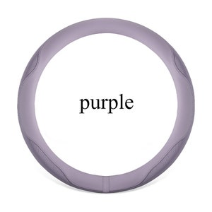 Peut inclure: Housse de volant en cuir de couleur violette avec un design textur&eacute;.