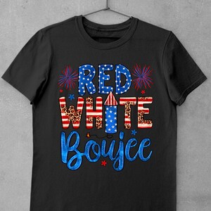 Pode incluir: Camiseta preta com um gr&aacute;fico vermelho, branco e azul que diz "Red White Boujee" com fogos de artif&iacute;cio e estrelas.