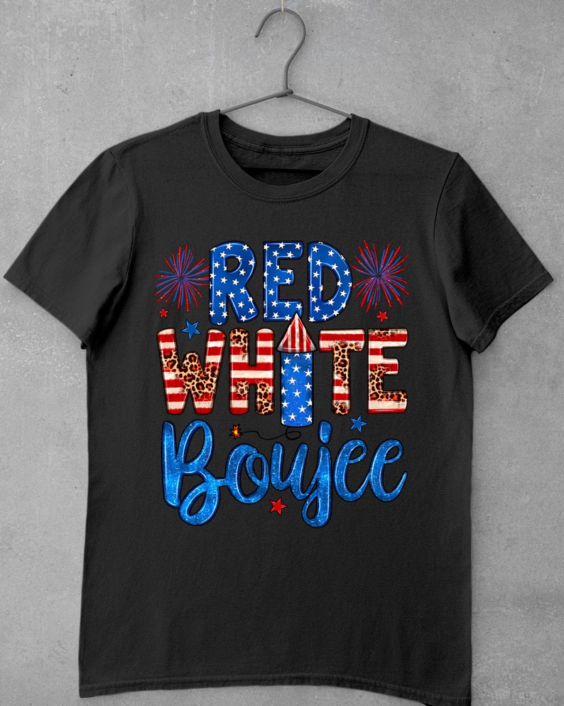 Pode incluir: Camiseta preta com um gr&aacute;fico vermelho, branco e azul que diz "Red White Boujee" com fogos de artif&iacute;cio e estrelas.
