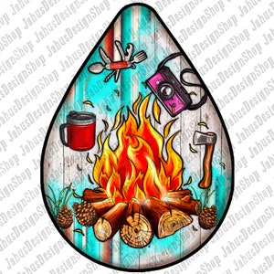 Może przedstawiać: Ilustracja w stylu akwareli przedstawiająca ognisko z kłodami, płomieniami i niebiesko-białym paskowanym tłem. Wok&oacute;ł ogniska znajdują się inne przedmioty związane z kempingiem, w tym kubek, siekiera, aparat fotograficzny i wielofunkcyjne narzędzie.