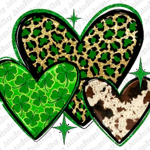 Puede incluir: Tres corazones superpuestos con diferentes patrones. El corazón más grande es de estampado de leopardo verde y dorado. El corazón del medio es verde con un patrón de trébol. El corazón más pequeño es de estampado de vaca marrón y blanco.