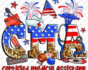 Könnte beinhalten: Ein patriotisches Design mit den Buchstaben "CMA" in Rot, Weiß und Blau auf einem Leopardenmuster-Hintergrund. Die Buchstaben sind mit medizinischen Symbolen verziert, darunter ein Stethoskop, eine Spritze und eine Pillenflasche. Der Text "Geprüfte Medizinische Assistentin" steht unter den Buchstaben.