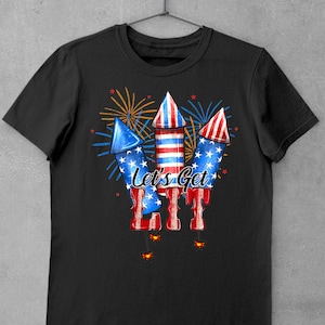 K&ouml;nnte beinhalten: Schwarzes T-Shirt mit einem Grafikdruck von drei rot-wei&szlig;-blauen Feuerwerksk&ouml;rpern mit dem Text "Let's Get Lit" in rot, wei&szlig; und blau.
