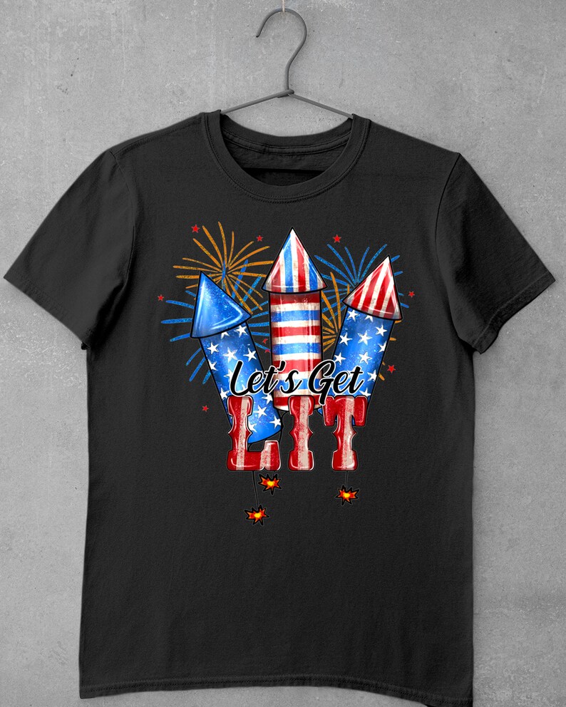 K&ouml;nnte beinhalten: Schwarzes T-Shirt mit einem Grafikdruck von drei rot-wei&szlig;-blauen Feuerwerksk&ouml;rpern mit dem Text "Let's Get Lit" in rot, wei&szlig; und blau.