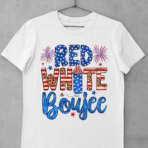 Pode incluir: Camiseta branca com um gr&aacute;fico vermelho, branco e azul que diz "Red White Boujee" com um design de fogos de artif&iacute;cio e estrelas.