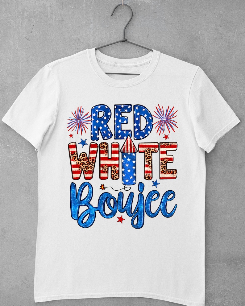 Pode incluir: Camiseta branca com um gr&aacute;fico vermelho, branco e azul que diz "Red White Boujee" com um design de fogos de artif&iacute;cio e estrelas.
