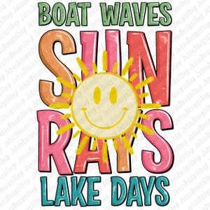 Op de afbeelding: Een kleurrijk grafisch ontwerp met de tekst "BOAT WAVES SUN RAYS LAKE DAYS". Het ontwerp bevat een gele zon met een glimlachend gezicht en een kleurenschema in rood, oranje, roze en blauw.