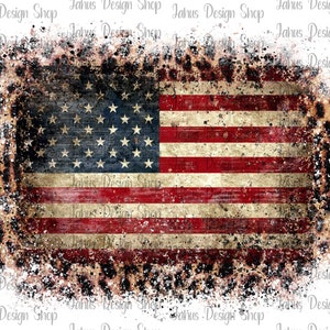 Puede incluir: Una bandera estadounidense desgastada con un fondo blanco. La bandera está rodeada de salpicaduras de pintura negra y marrón.