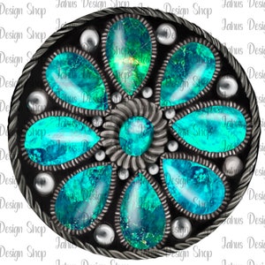 Op de afbeelding: Een ronde zilveren en turquoise gesp met een bloemmotief. De gesp heeft een zilveren rand en een middelste stuk met een turquoise steen. Het omringende ontwerp heeft zes turquoise stenen in de vorm van een bloem.