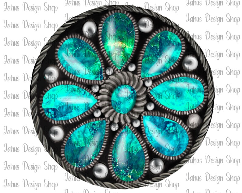 Op de afbeelding: Een ronde zilveren en turquoise gesp met een bloemmotief. De gesp heeft een zilveren rand en een middelste stuk met een turquoise steen. Het omringende ontwerp heeft zes turquoise stenen in de vorm van een bloem.