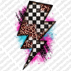 Op de afbeelding: Een zwart-wit geblokt bliksemontwerp met een luipaardprint overlay. Het ontwerp is geplaatst tegen een roze en blauwe aquarel achtergrond.