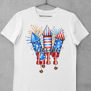 K&ouml;nnte beinhalten: Wei&szlig;es T-Shirt mit einer rot-wei&szlig;-blauen Feuerwerksgrafik und dem Text "Let's Get LIT".
