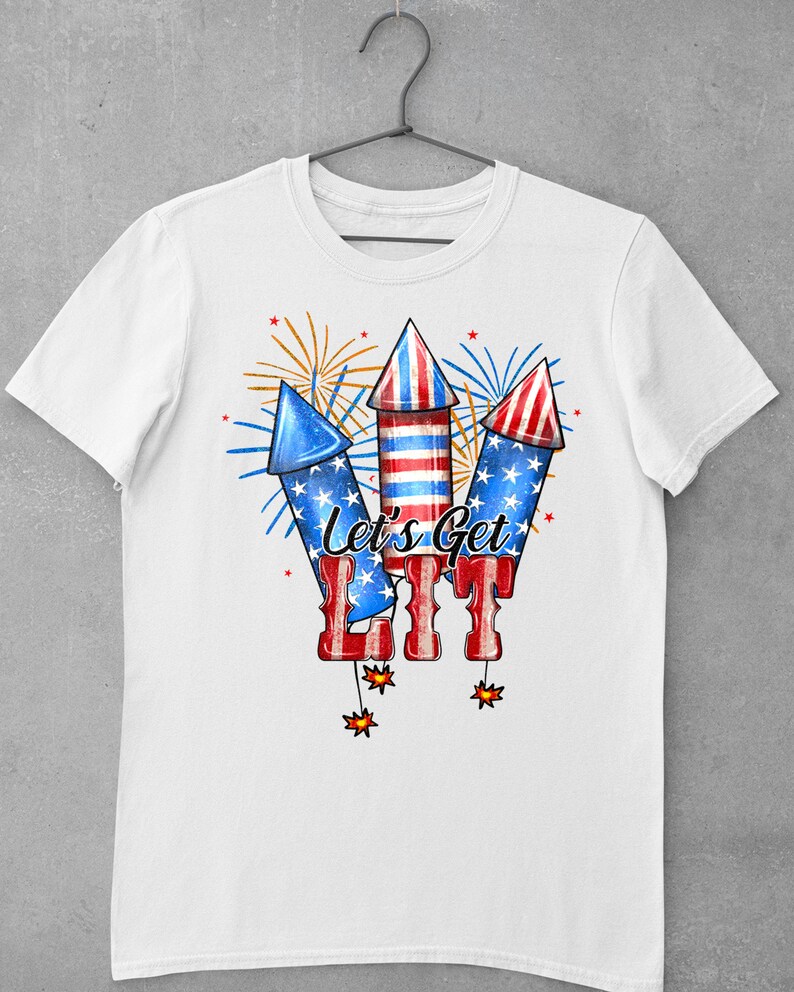 K&ouml;nnte beinhalten: Wei&szlig;es T-Shirt mit einer rot-wei&szlig;-blauen Feuerwerksgrafik und dem Text "Let's Get LIT".