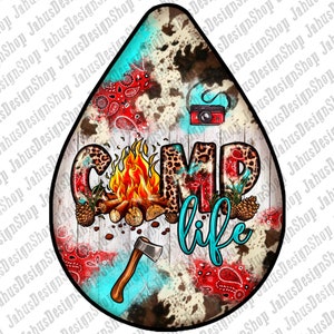 Może przedstawiać: Aquarelowa ilustracja w kolorze turkusowym, czerwonym i brązowym przedstawiająca ognisko, siekierę i napis "Camp Life" w czcionce w stylu lamparta. Tło to biały wz&oacute;r drewna z czerwonymi i białymi wzorami bandan.