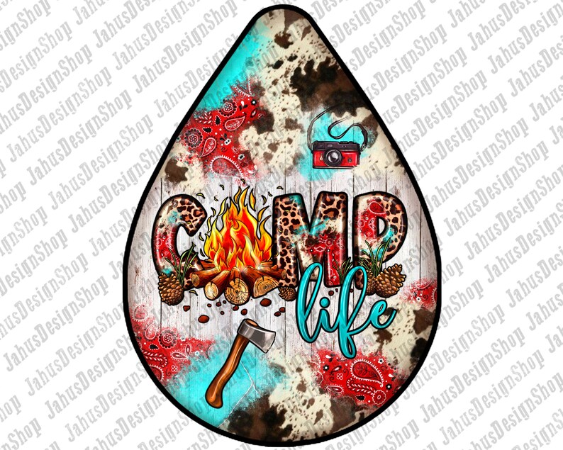 Może przedstawiać: Aquarelowa ilustracja w kolorze turkusowym, czerwonym i brązowym przedstawiająca ognisko, siekierę i napis "Camp Life" w czcionce w stylu lamparta. Tło to biały wz&oacute;r drewna z czerwonymi i białymi wzorami bandan.