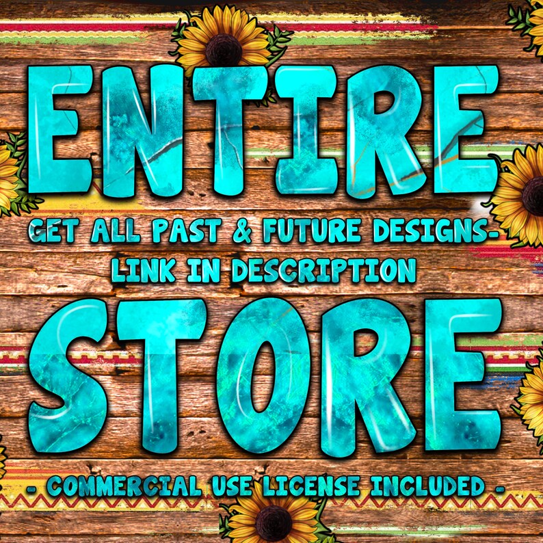 K&ouml;nnte beinhalten: Ein Holzschild mit t&uuml;rkisfarbenem Text&uuml;berlagerung, auf dem "ENTIRE STORE GET ALL PAST & FUTURE DESIGNS - LINK IN DESCRIPTION - COMMERCIAL USE LICENSE INCLUDED" steht. Das Schild ist mit Sonnenblumen verziert.