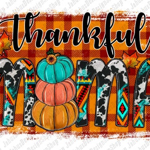 K&ouml;nnte beinhalten: Ein digitales Design mit dem Text "thankful mama" in schwarzer Schreibschrift. Der Text ist &uuml;ber einen Hintergrund aus orangefarbenem und rotem Karomuster mit einem abgenutzten Effekt gelegt. Die Buchstaben "MAMA" sind mit einem Design aus t&uuml;rkisfarbenen, orangefarbenen und braunen K&uuml;rbissen sowie einem schwarz-wei&szlig;en Kuhmuster verziert.