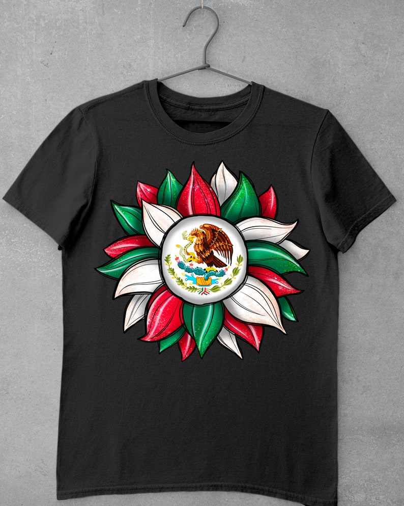 以下が含まれることがあります： 緑、白、赤の花柄の黒いTシャツ。花の中心には、サボテンにとまっているワシが描かれたメキシコの紋章があります。