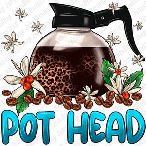 Könnte beinhalten: Eine braune Kaffeekanne mit Leopardenmuster, umgeben von Kaffeebohnen und weißen Blumen. Der Text "POT HEAD" ist in blauen Buchstaben unter der Kanne geschrieben.