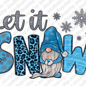 Può includere: Grafica Let it snow con un gnomo blu e bianco che tiene una tazza di cioccolata calda. Le lettere sono blu e bianche con un motivo a fiocco di neve. La parola "snow" ha un motivo a stampa leopardata.